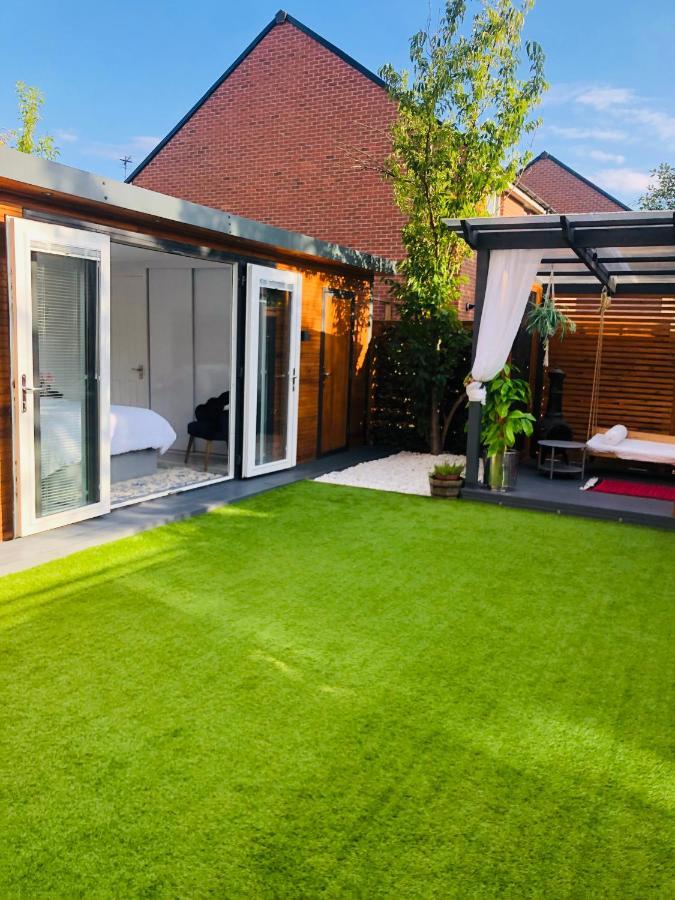 Meezee Pearl Double Bed Lodge With Free Parking Salford  Exteriér fotografie