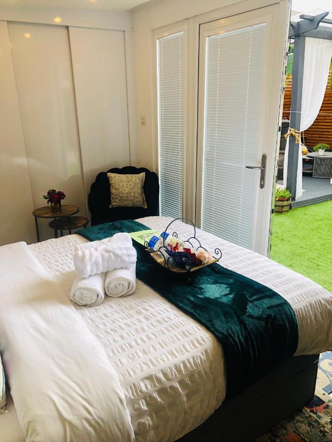 Meezee Pearl Double Bed Lodge With Free Parking Salford  Exteriér fotografie