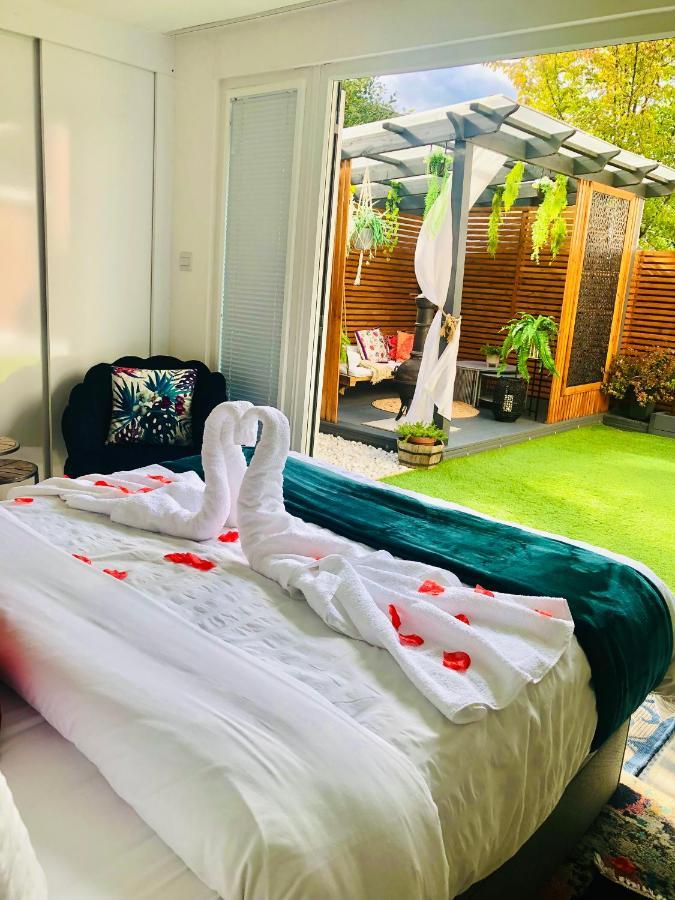 Meezee Pearl Double Bed Lodge With Free Parking Salford  Exteriér fotografie
