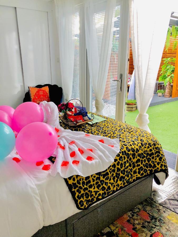 Meezee Pearl Double Bed Lodge With Free Parking Salford  Exteriér fotografie