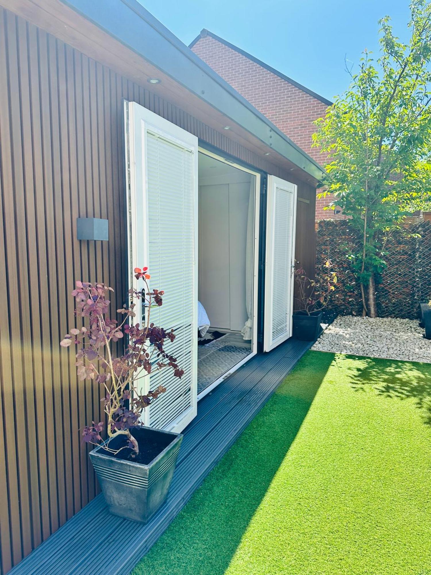 Meezee Pearl Double Bed Lodge With Free Parking Salford  Exteriér fotografie