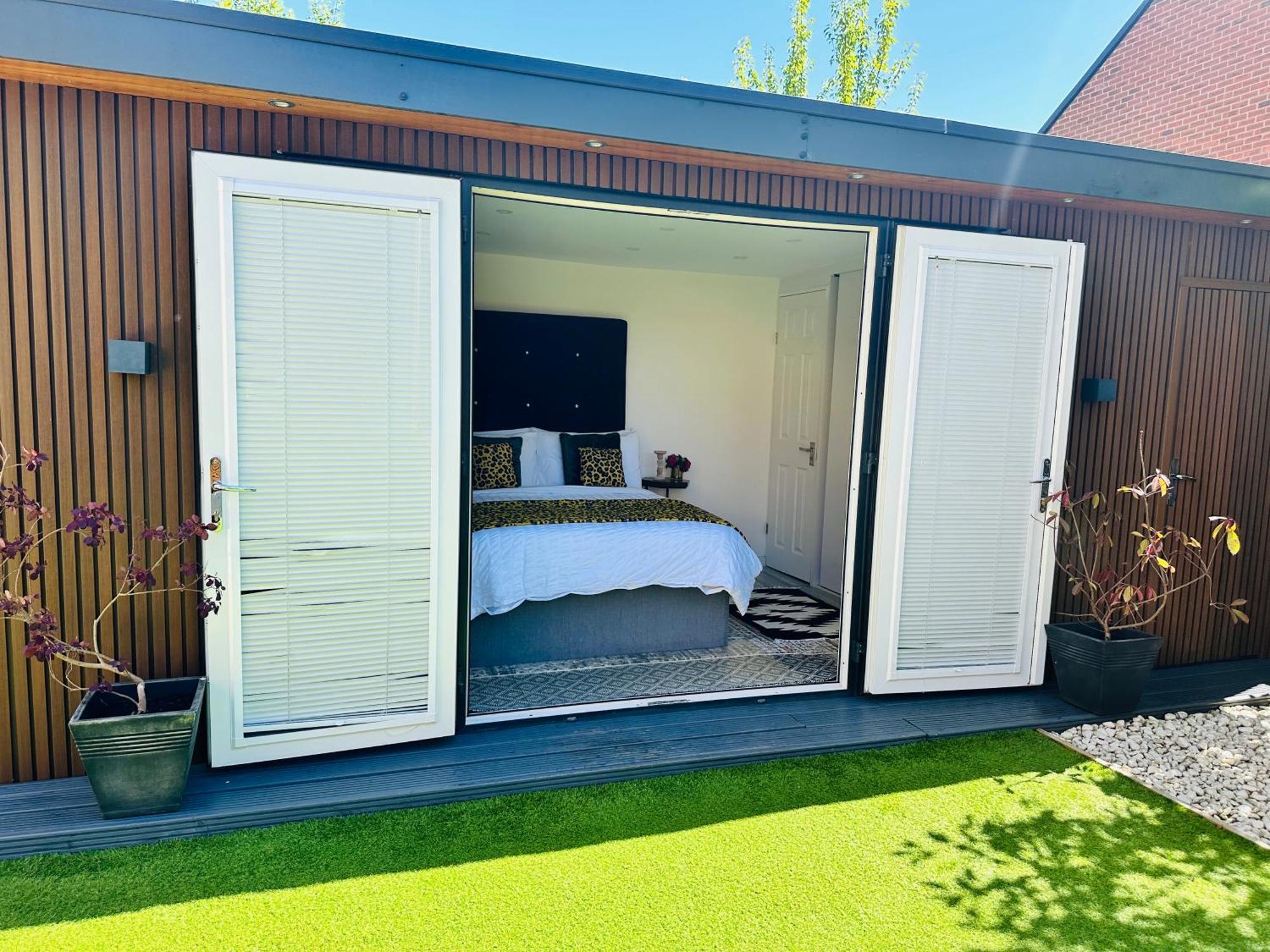 Meezee Pearl Double Bed Lodge With Free Parking Salford  Exteriér fotografie